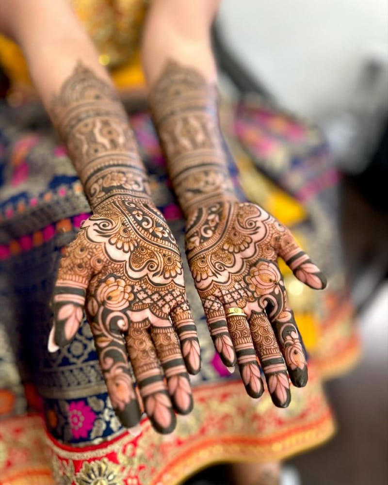Bold-outlined Mehndi Design