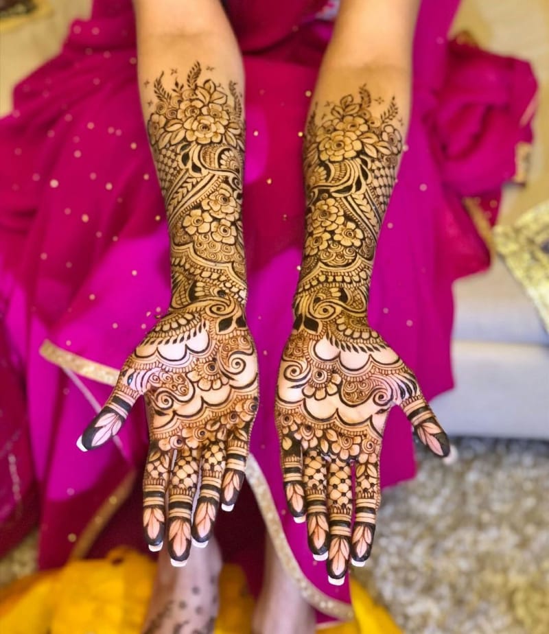 Dramatically-lined Mehndi Design